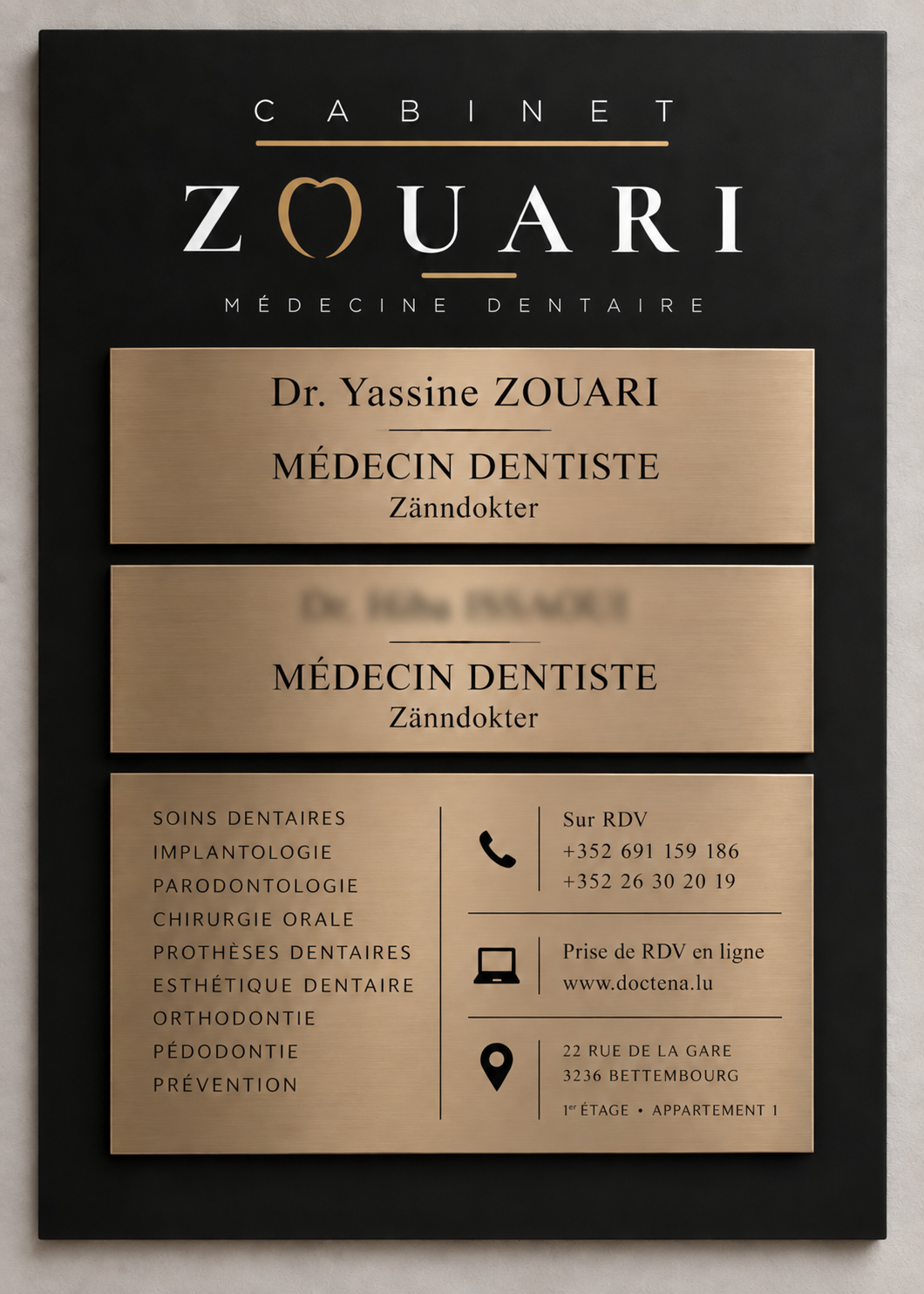 Schild des Cabinet ZOUARI am Gebäudeeingang